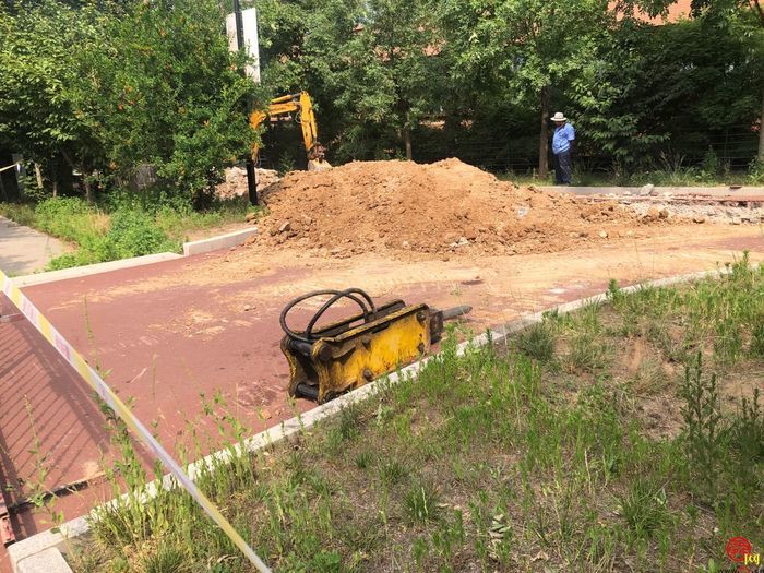 【啄木鸟行动】市中区养老服务中心附近施工渣土随意裸露堆放