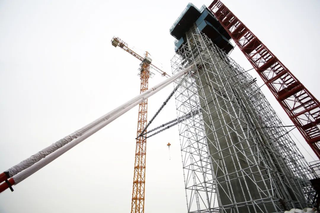 济南大西环黄河特大桥首对斜拉索安装完成