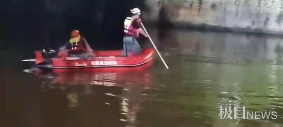 福建福州两龙舟相撞一龙舟断裂，男子落水后不幸遇难