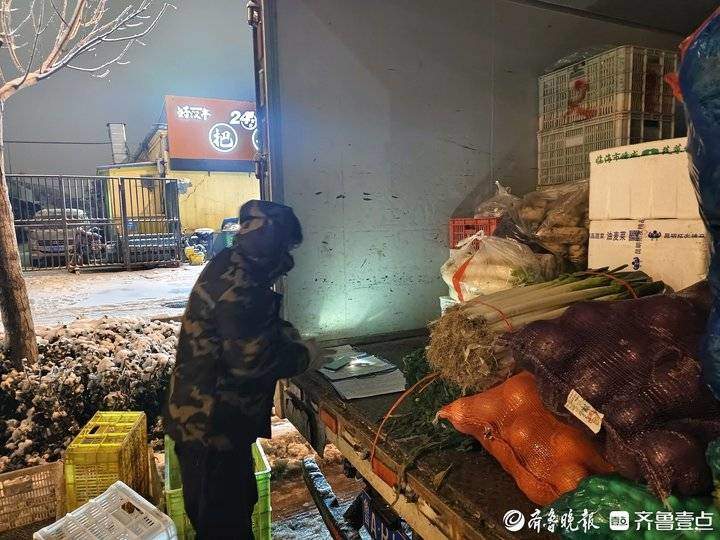 凌晨四点的济南匡山大市场:一场暴雪与烟火气的较量