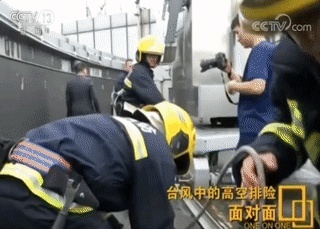 150米高楼上，两位消防员相拥而泣，他们经历了什么？