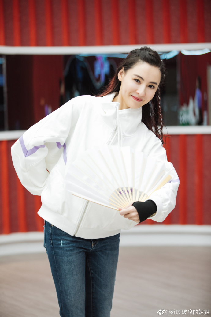 张柏芝手拿扇子半遮面 皮肤白嫩女神范十足