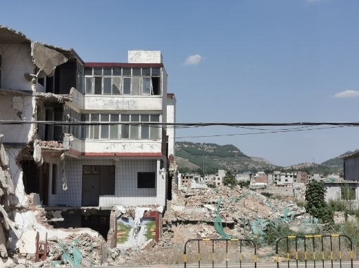 【啄木鸟在行动】市中区大涧大桥附近建筑垃圾裸露