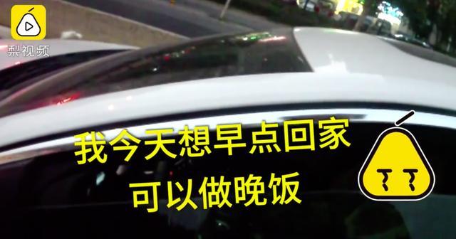 成年人的世界没有容易二字！大叔深夜坐马路中崩溃哭诉，连说”生活太难太累”