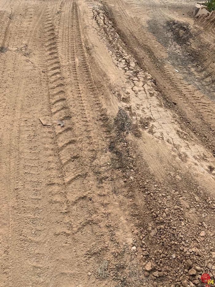 【啄木鸟在行动】章丘区绣源西街金海超市附近渣土裸露