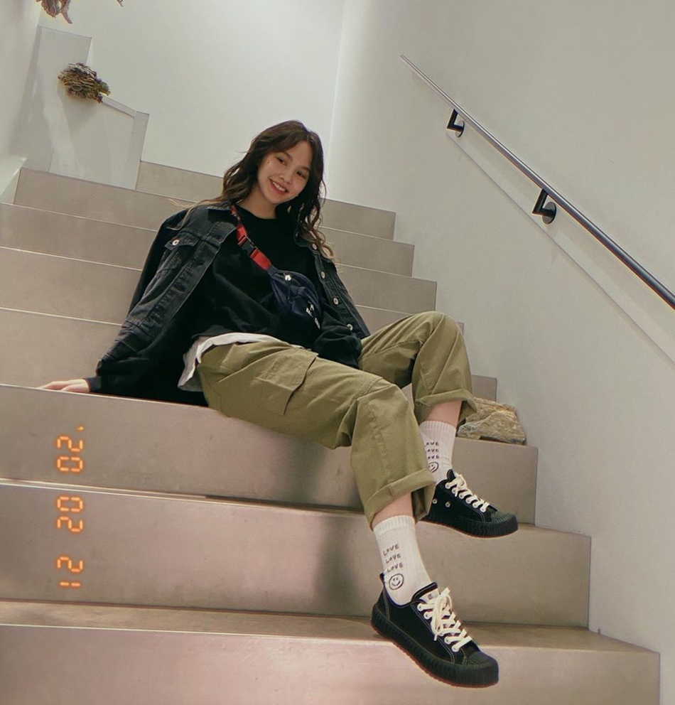 杨丞琳晒穿搭潮范十足 披黑色外套超有型