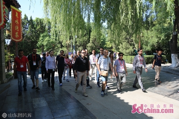 向世界讲好山东故事 外媒记者探寻大明湖畔的夏雨荷