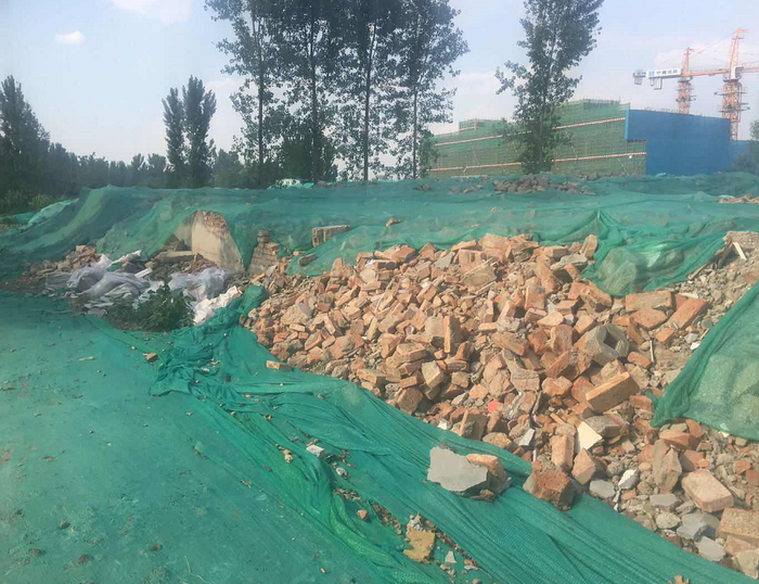 【啄木鸟在行动】锦绣西城附近建筑垃圾覆盖不全