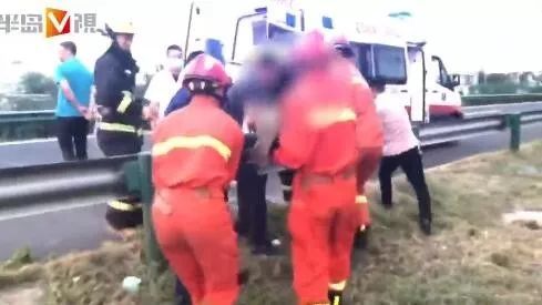 男子坠下胶州湾大桥 伤势严重！消防破拆栅栏救援