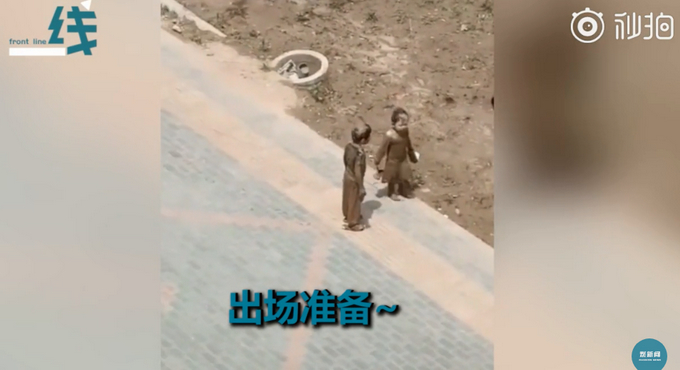 快开学吧！妈妈领着泥娃娃回家，楼上邻居的笑声太魔性