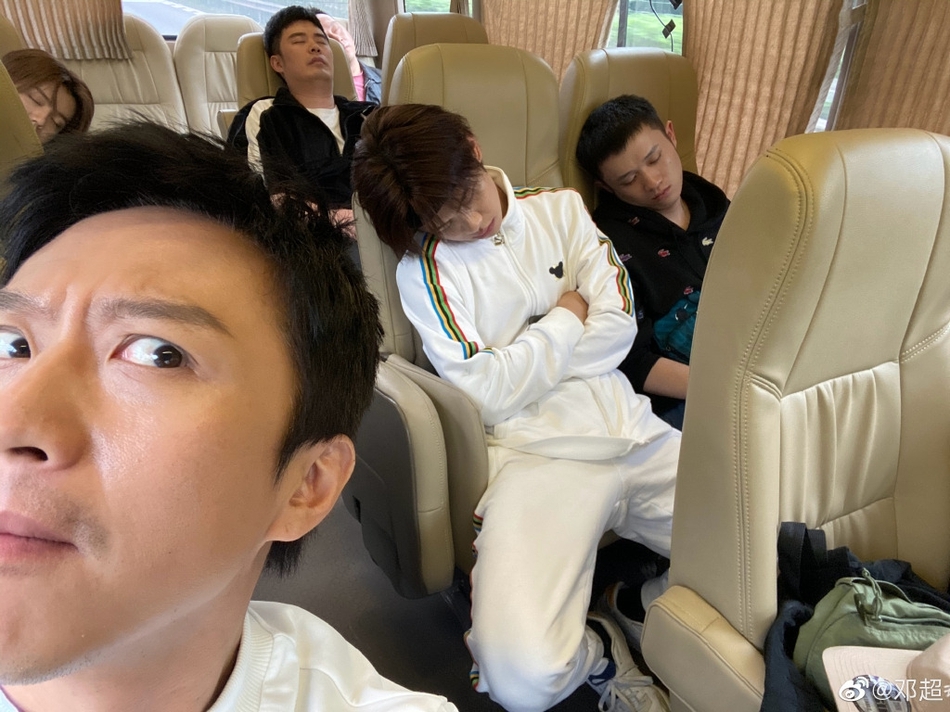 邓超|邓超晒节目路透照 偷拍鹿晗陈赫车内睡觉画风搞笑