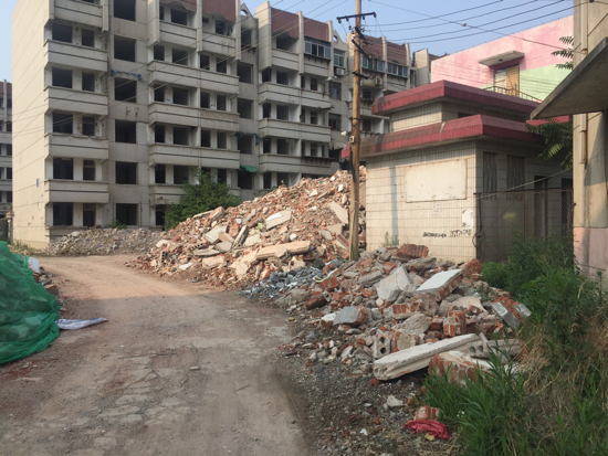 【啄木鸟在行动】天桥区阳光小区拆迁区域建筑垃圾未覆盖