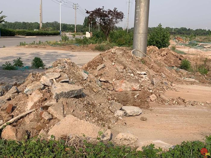 【啄木鸟在行动】章丘区煤气公司明水供气站附近渣土裸露