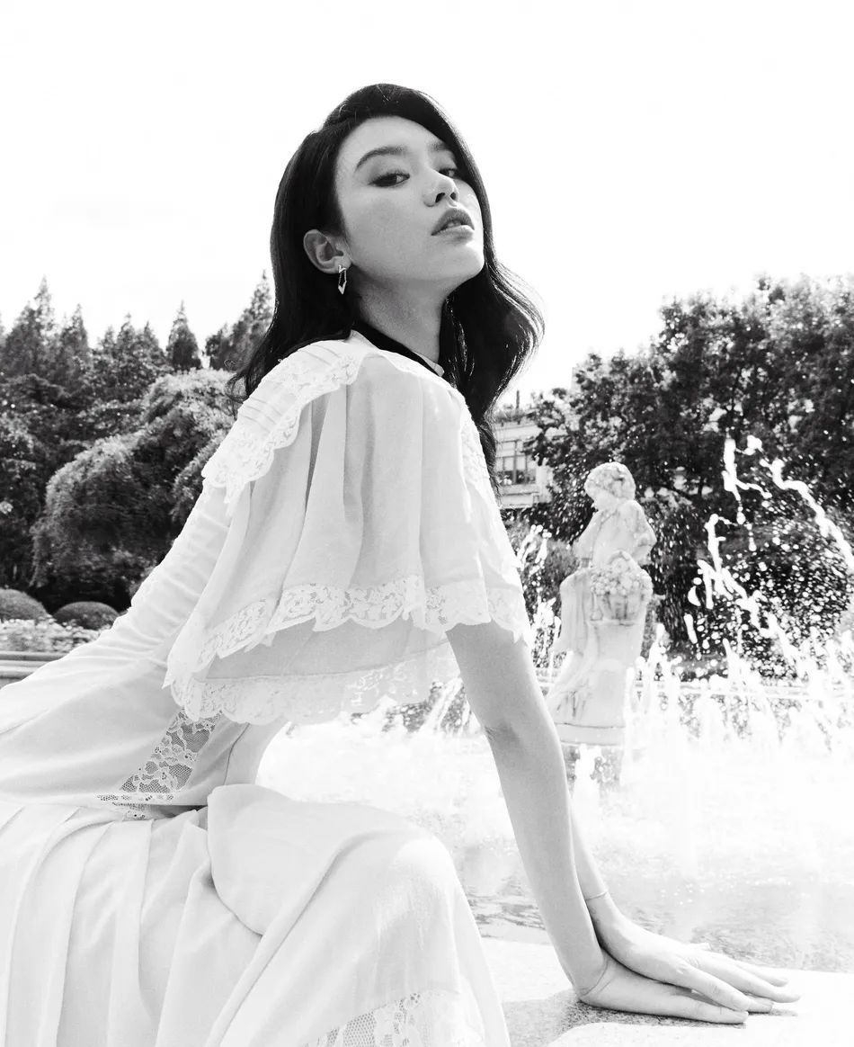 奚梦瑶产后首次公开亮相|LV大秀明星生图:奚梦瑶产后首次公开亮相脸浮肿,热巴显老朱一龙瘦成竿