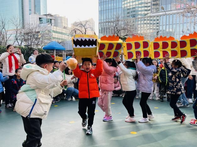 济南市十亩园幼儿园：萌娃迎龙，“幼”见美好