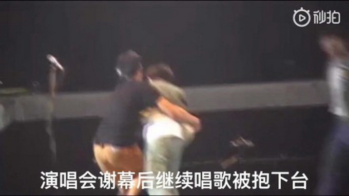 吴青峰演唱会被抱下台 这波操作简直让粉丝笑到头掉,笑出猪叫
