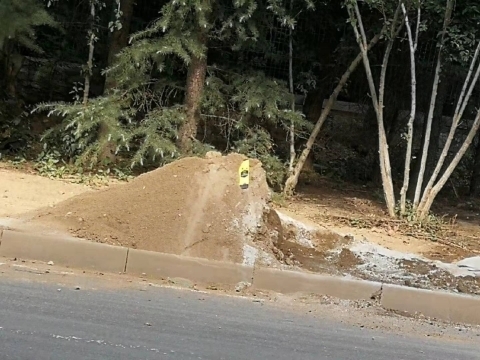 【啄木鸟在行动】章丘区创业路附近绿化带渣土堆积