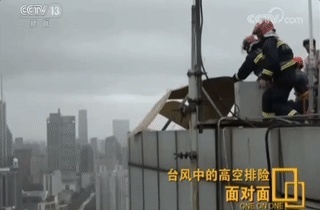 150米高楼上，两位消防员相拥而泣，他们经历了什么？