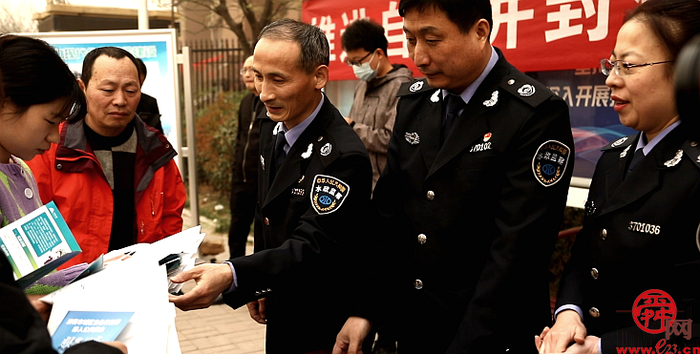 济南市水政监察支队会同有关单位联合开展“自备井封停进社区”宣传活动