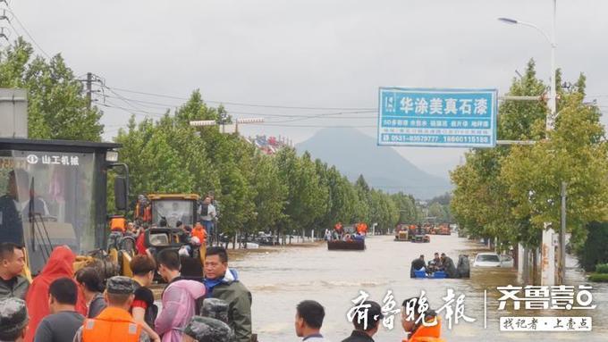 台风“利奇马”过境山东，章丘受暴雨侵袭，启动铲车救人！