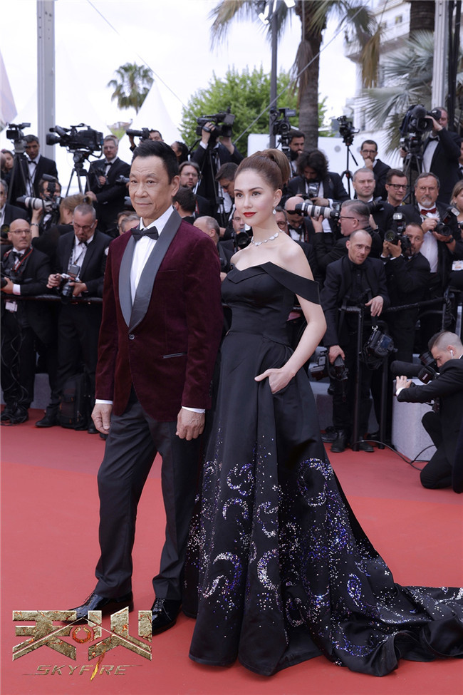 王学圻昆凌携视效灾难钜制《天火》亮相戛纳红毯