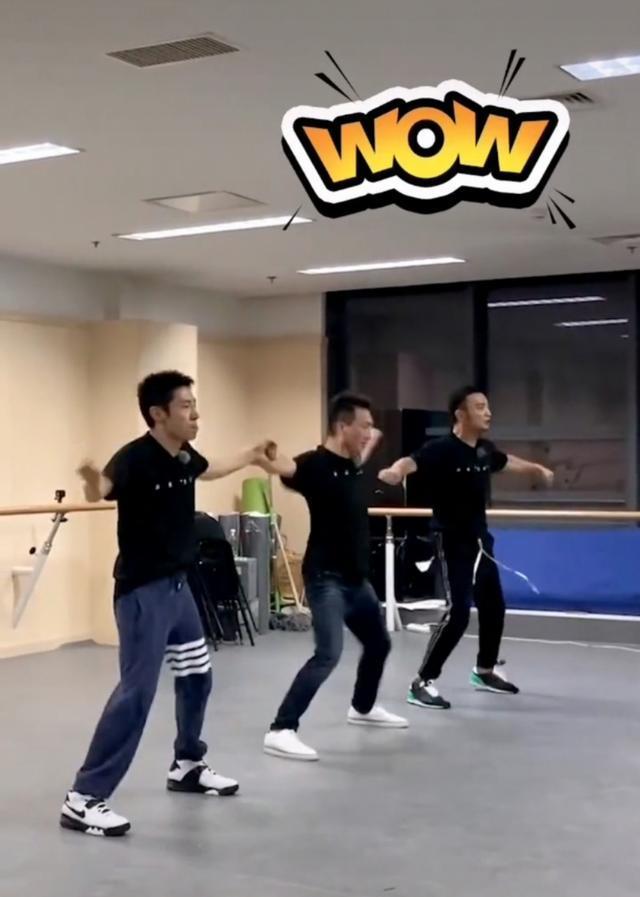 尼格买提|央视主持男团合体练劲舞，撒贝宁康辉小尼动作堪比广播体操
