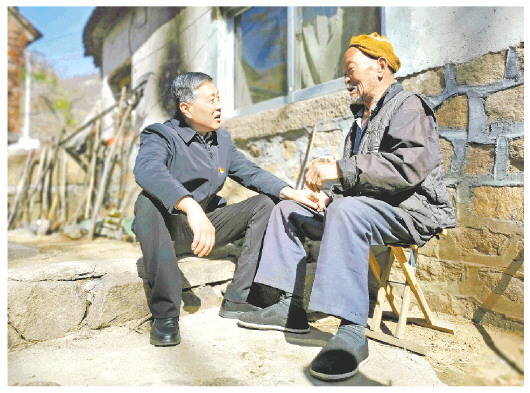 走近齐鲁时代楷模①丨他为何被称为“蚯蚓书记”？