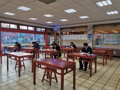 商河县委书记体验餐饮业堂食 让助企复工更有温度
