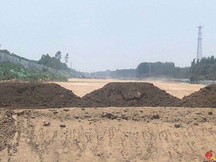 【啄木鸟在行动】长清区长清公路桥附近大片渣土裸露堆放