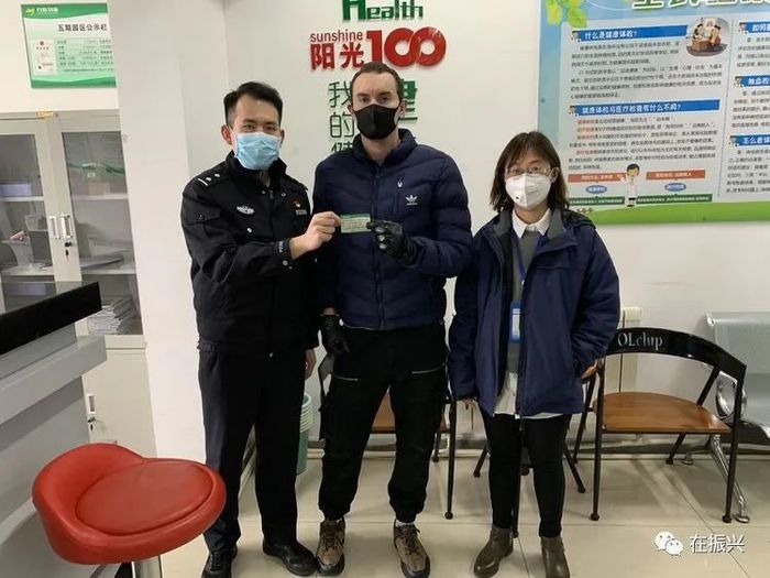 爱心相连打开“友谊之门” 阳光100小区第四居委会帮外籍居民办理出入证