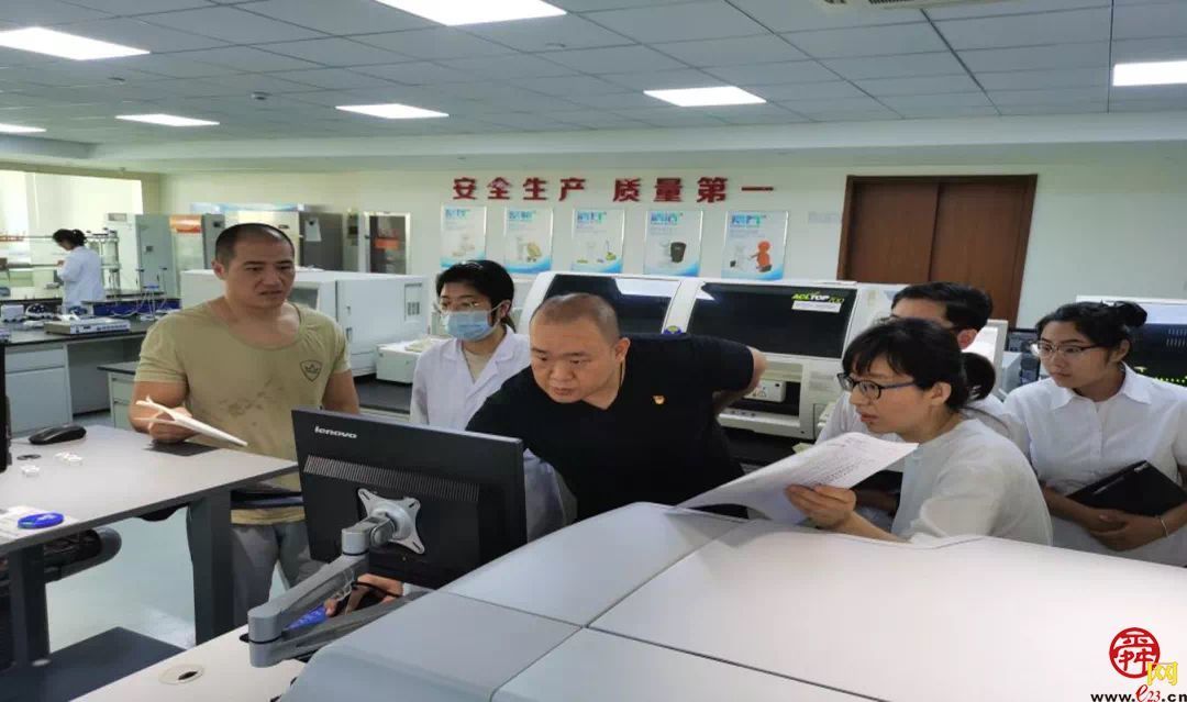 济南市行政审批服务局食药卫健处上门服务送政策 助力企业发展