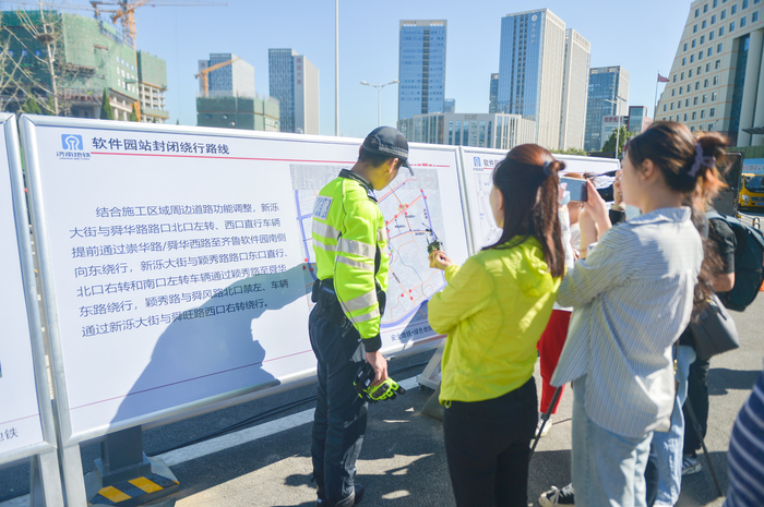 因地铁6号线围挡施工 齐鲁软件园附近道路通行方式有变