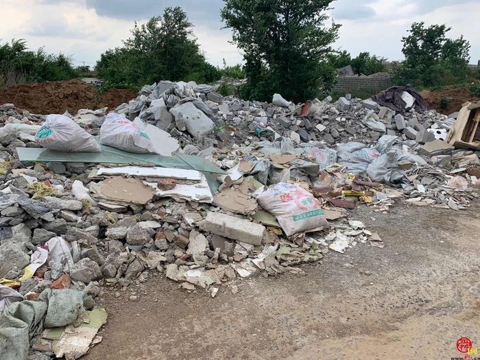 【啄木鸟在行动】章丘区凤凰城一期附近建筑垃圾未覆盖