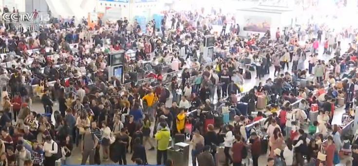 春运旅客发送量连续6天超千万 务工返乡专列陆续开行