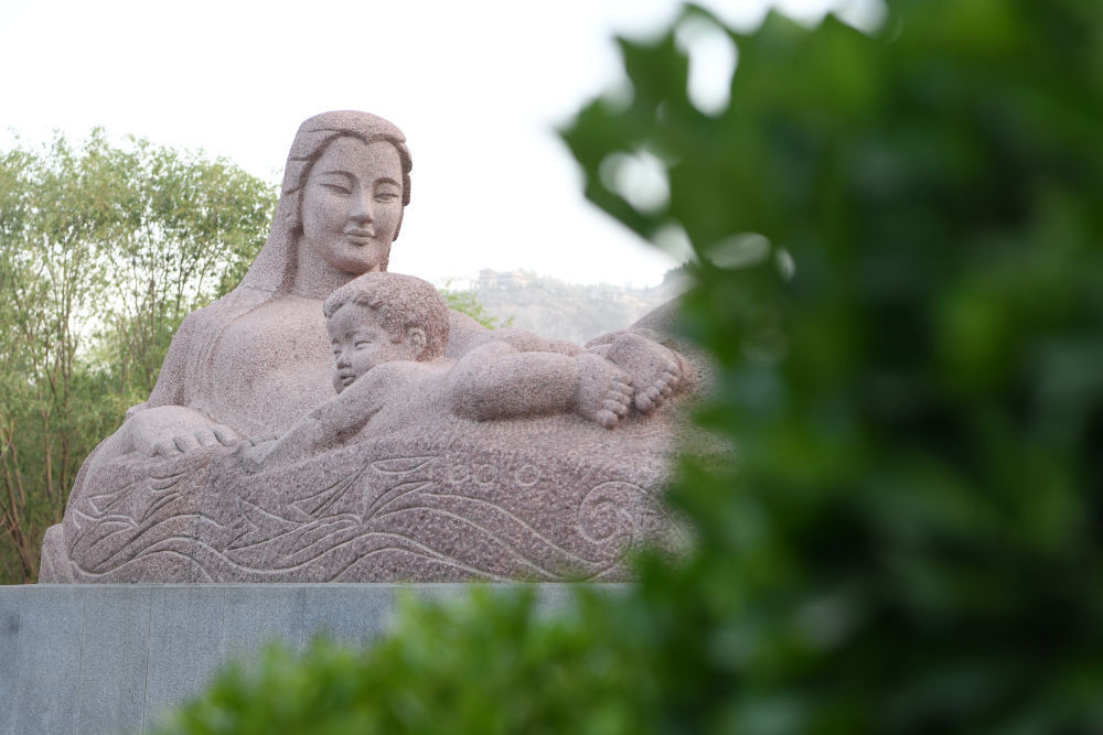 这是在兰州市七里河区黄河之滨拍摄的黄河母亲雕塑(5月8日摄).