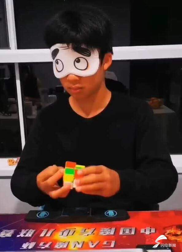 0.47秒！山东13岁男孩创造二阶魔方世界新纪录