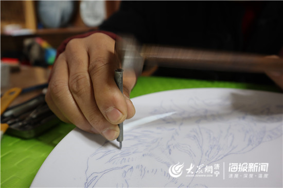 这就是山东丨刻瓷人“敲砖”20年刻坏5千余把雕刻刀