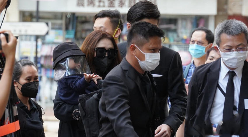 赌王|何猷君抱儿子现身赌王丧礼，窦骁女婿身份获认可，紧跟何超莲身后