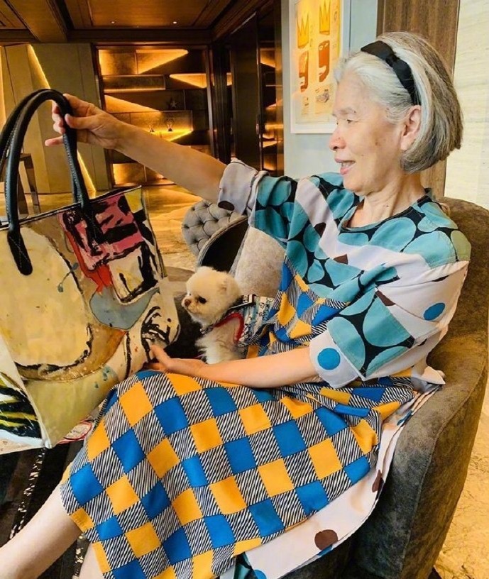 周杰伦|周杰伦妈妈太fashion！周董大喊：比我还会穿