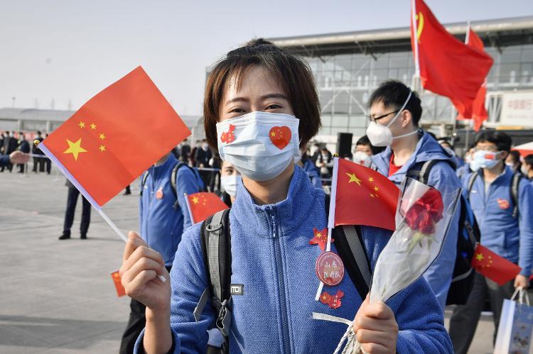 “欢迎回家！”山东最后一批援助湖北医疗队乘包机安全抵达济南