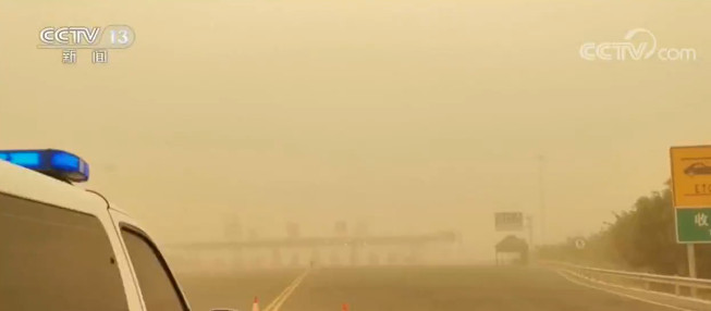 甘肃酒泉出现大风扬沙天气 多景区暂时关闭