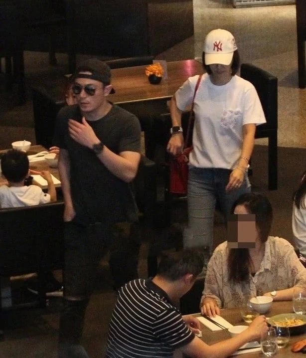 林心如与舒淇等好友聚会，霍建华陪老婆身边露搞怪笑容