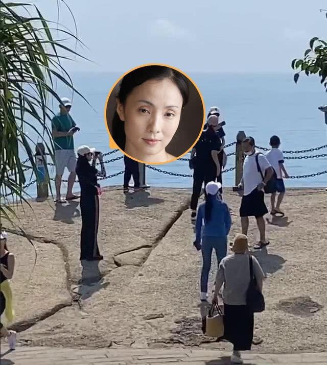徐峥夫妇甜蜜游三亚 陶虹身材纤细素颜超能打