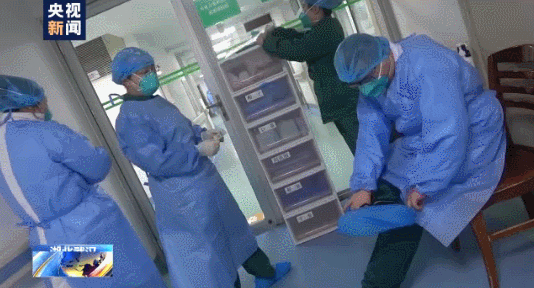 战“疫”记者：“好多人往后的时候 你得往前”