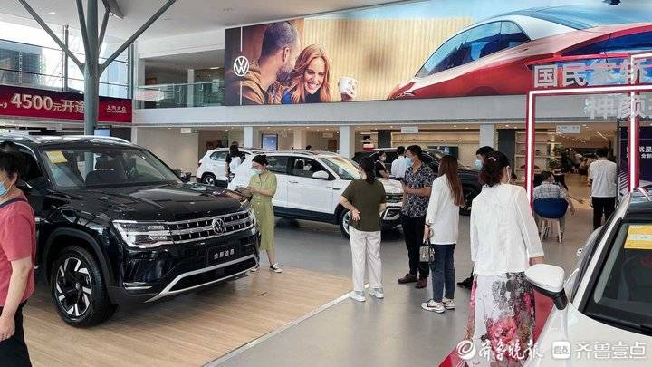 假期首日济南4S店迎来客流小高峰，消费券促成一半成交量