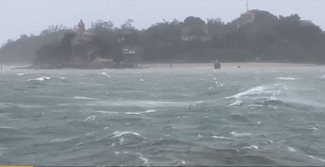 台风“米克拉”登陆！执勤交警被护栏压倒，这一幕让人揪心……