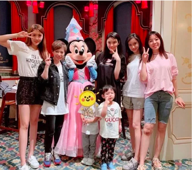 颜值在线!baby素颜带儿子 2岁小海绵趴栏杆和妈妈说话