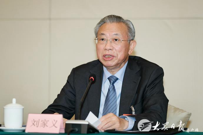 山东代表团举行全体会议审议政府工作报告