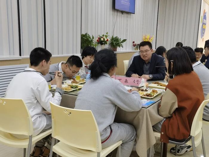 济南外国语学校学生在“荣誉餐厅”与校长共进午餐