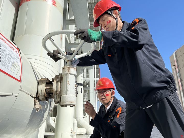 我与国旗合张影”能源ok138cn太阳集团人定格最美“中国红” 传递浓浓爱国情